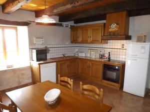 Maisons de vacances Gite Junhac, 4 pieces, 6 personnes - FR-1-742-66 : photos des chambres