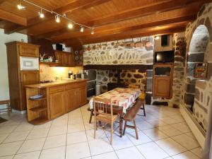 Maisons de vacances Gite Thiezac, 3 pieces, 4 personnes - FR-1-742-74 : photos des chambres