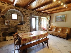 Maisons de vacances Gite Thiezac, 3 pieces, 4 personnes - FR-1-742-74 : photos des chambres