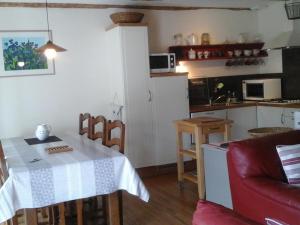 Maisons de vacances Gite Thiezac, 4 pieces, 6 personnes - FR-1-742-113 : photos des chambres