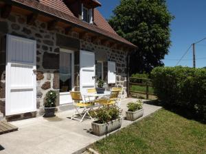 Maisons de vacances Gite Saint-Cirgues-de-Jordanne, 3 pieces, 4 personnes - FR-1-742-206 : photos des chambres