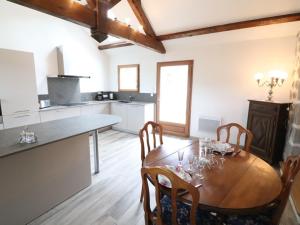 Maisons de vacances Gite Vic-sur-Cere, 3 pieces, 4 personnes - FR-1-742-354 : photos des chambres