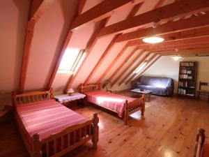 Maisons de vacances Gite Saint-Jacques-des-Blats, 5 pieces, 10 personnes - FR-1-742-307 : photos des chambres