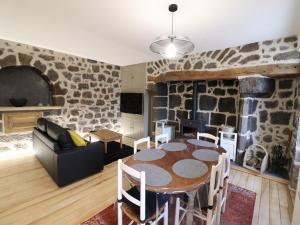 Maisons de vacances Gite Fontanges, 4 pieces, 6 personnes - FR-1-742-413 : photos des chambres