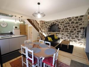 Maisons de vacances Gite Fontanges, 4 pieces, 6 personnes - FR-1-742-413 : photos des chambres