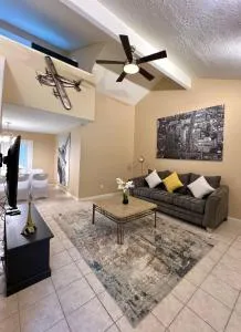 Centrally located Houston Retreat! Sleeps 8, 10 Min to Downtown, Free Parking - Humble