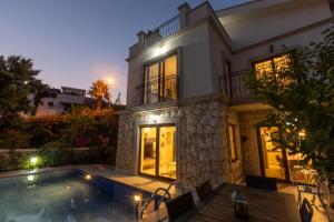 Havuzu, plajı, bahçesi ve olağanüstü manzarasıyla…