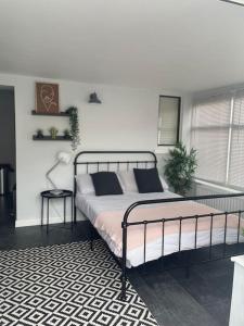 The Little Lodge - seaside town of Penarth nr Cardiff