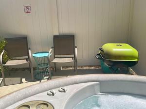 Squirrel View Hot tub BBQ Patio Shuffle Board