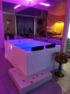 Appartements Love room jacuzzi proche Disneyland : photos des chambres