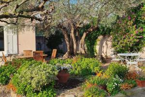 Two bedroom apartment garden parking near beaches