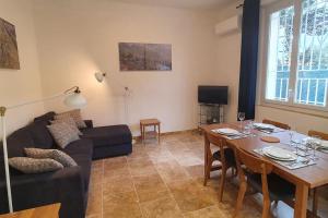 Two bedroom apartment garden parking near beaches