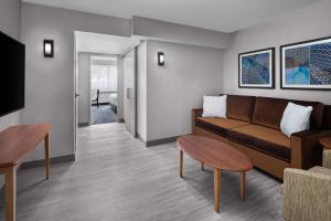 Junior King Suite - Non-Smoking room in The Alloy a DoubleTree by Hilton - Valley Forge