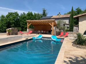 Gîte avec piscine privée au coeur dune forêt de chênes proche de Vallon Pont dArc