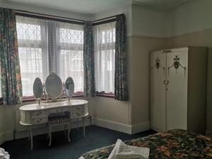 Double Room available- London Seven Kings Seven Kings Train Station