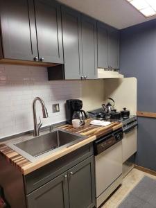Ski-71 @Snowshoe Condo wLoft. Slopes across the street!