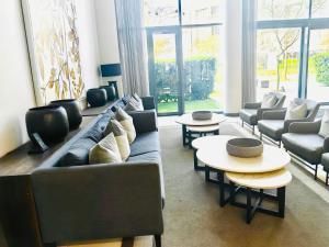 The Comfort AirB&B - Top floor luxury 1 bedroom apartment with views