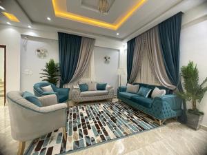 فيلا للايجار اليومى فى الريف الاوربي طريق مصر اسكندرية الصحراوي قريبة من مطار سفنكس وبجوار هايبر وان الصحراوي- 5 غرف نوم-حمام سباحة-شواية-