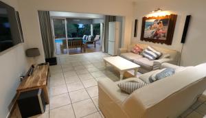 Fiddlewood Beach House - 13 sleeper