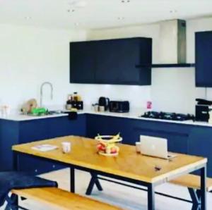 Anglesey sleeps 10 with hot tub