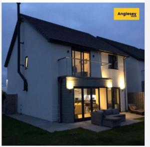 Anglesey sleeps 10 with hot tub
