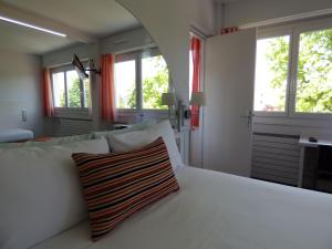 Hotels Cit'Hotel Escatel : photos des chambres