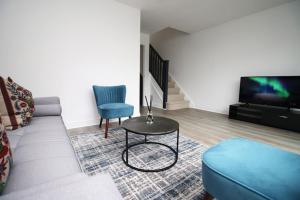 Modern and Cosy 3 Bed House Close to Cardiff City Centre perfect for Family Relocations, Contractors & Groups by Gurkha Stay with Free Parking and Wifi