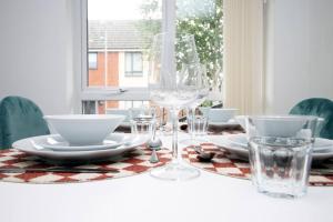 Modern and Cosy 3 Bed House Close to Cardiff City Centre perfect for Family Relocations, Contractors & Groups by Gurkha Stay with Free Parking and Wifi