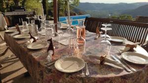 B&B / Chambres d'hotes Chateau de Chauvac - table d'hotes avec vue sur la riviere : photos des chambres