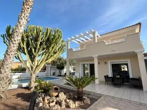 Villa Hermosa with a private pool - Baños y Mendigo