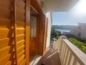 Iva apartment 50m from see (7person)