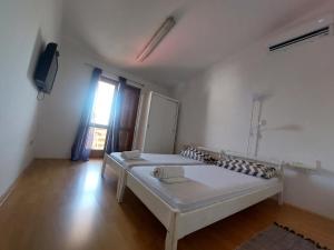 Iva apartment 50m from see (7person)