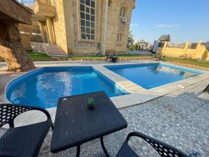 فيلا للايجار اليومى فى الريف الاوربي- طريق مصر اسكندرية الصحراوى - قريبة من مطار سفنكس - وهايبر وان الصحراوى- 5 غرف نوم وحمام سباحة وكيدز اي