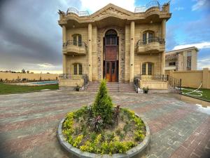 فيلا للايجار اليومى فى الريف الاوربي- طريق مصر اسكندرية الصحراوى - قريبة من مطار سفنكس - وهايبر وان الصحراوى- 5 غرف نوم وحمام سباحة وكيدز اي