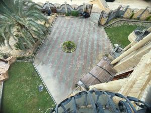 فيلا للايجار اليومى فى الريف الاوربي- طريق مصر اسكندرية الصحراوى - قريبة من مطار سفنكس - وهايبر وان الصحراوى- 5 غرف نوم وحمام سباحة وكيدز اي