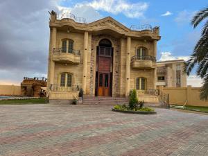 فيلا للايجار اليومى فى الريف الاوربي- طريق مصر اسكندرية الصحراوى - قريبة من مطار سفنكس - وهايبر وان الصحراوى- 5 غرف نوم وحمام سباحة وكيدز اي