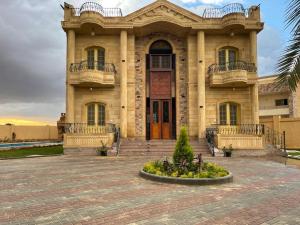 فيلا للايجار اليومى فى الريف الاوربي- طريق مصر اسكندرية الصحراوى - قريبة من مطار سفنكس - وهايبر وان الصحراوى- 5 غرف نوم وحمام سباحة وكيدز اي