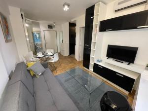 Regina Vracar apartment and garage