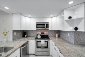 Superstar! Penthouse with Water and Park Views!