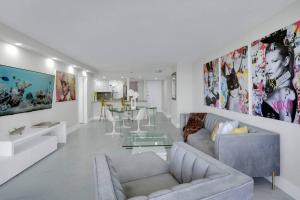 Superstar! Penthouse with Water and Park Views!