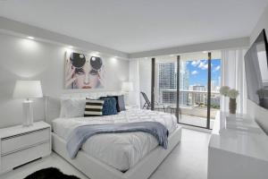 Superstar! Penthouse with Water and Park Views!