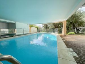 Deux pièces, parking et piscine