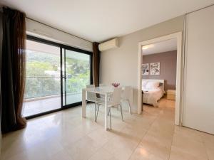 Deux pièces, parking et piscine