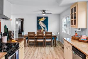 Mile to Beach! Private, Family & Pet Friendly Oasis! Pool Table & Hot tub!