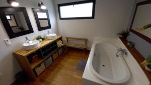 B&B / Chambres d'hotes La petite lutine : Chambre Lit King-Size avec Baignoire Spa