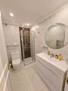 Stylish & Cosy Hyde Park Home by Tube Metro Stations with Elevator - Lift