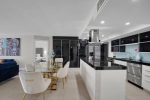 Iconic! Miami Skyline & Water Views