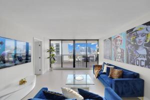 Iconic! Miami Skyline & Water Views