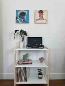 Huge Updated Spanish Apt - Steps to Beach & Bay!