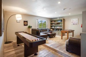 Renovated private in the heart of Old Town Scottsdale, pool & hot tub, outdoor bar & kitchen, walk to shops & bars